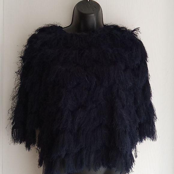 ⭐️ Host Pick ⭐️ Maple & Cliff | Unique Navy Faux Feather Top - Picture 9 of 12